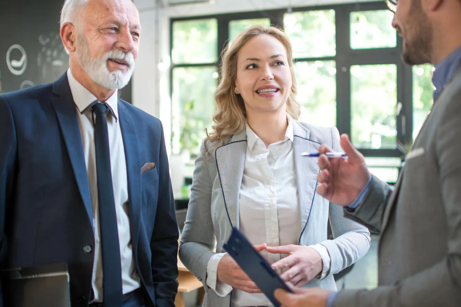 Ein Mann überzeugt ein Paar in einem Büro