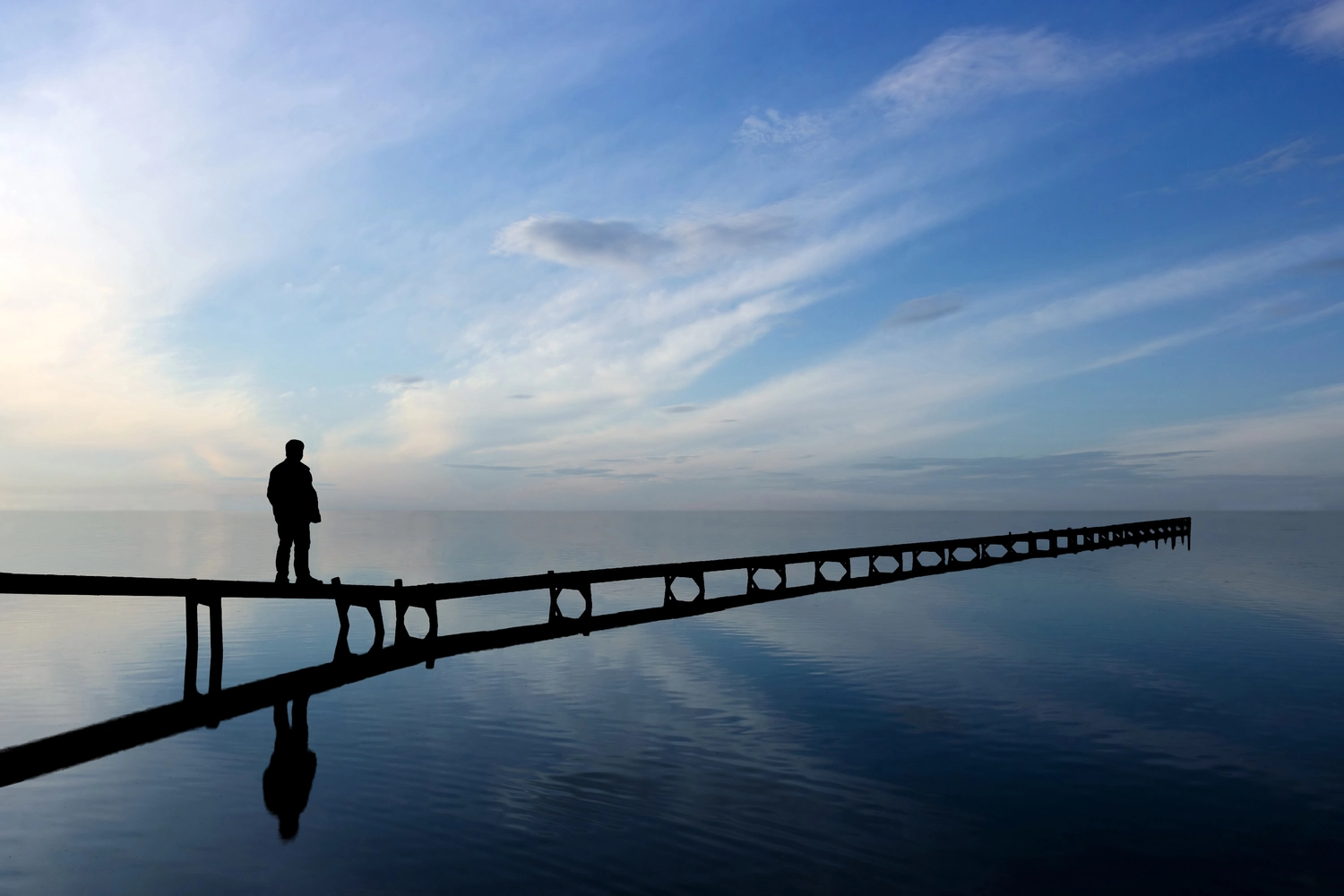 Ein Mädchen geht die Treppe hinauf