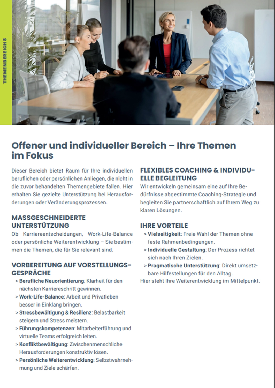 Ein Mann überzeugt ein Paar in einem Büro